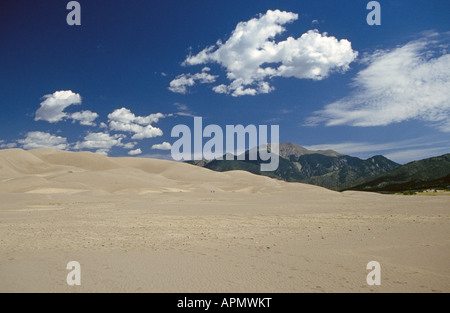 Ein Blick auf die Rocky Mountains und Great Sand Dunes National Monument im südlichen Colorado Stockfoto