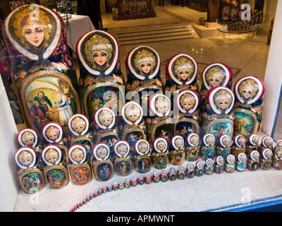 Russische Puppen in einem Schaufenster Stockfoto