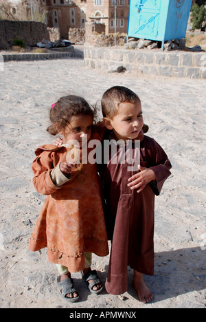 Jungen und Mädchen im Jemen umarmen. Stockfoto