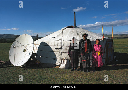 Mongolische Familie in der Nähe von nationalen Wohnung Jurte. Tsagaan Nuur Somon. Brigade Nummer 2. Nord-Mongolei Stockfoto