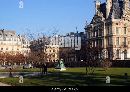 Französischer Geschäftsmann beobachtete Kind Modell Segelboot auf dem Teich im Jardin Des Tuileries Paris Frankreich Stockfoto