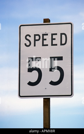 Melden Sie ein 55 Meilen pro Stunde Höchstgeschwindigkeit auf der Autobahn Stockfoto