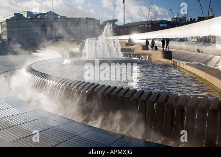 Garbe Square-Brunnen und Wasser-Feature in Sheffield South Yorkshire Stockfoto