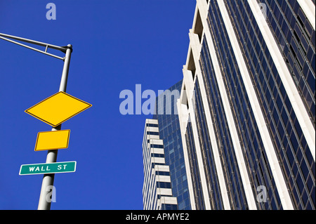 Verkehrszeichen und Gebäude an der Wall Street Stockfoto