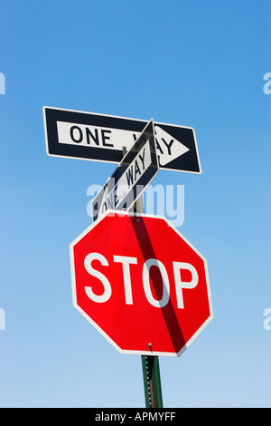 Stop-Schild und einen Weg Zeichen Stockfoto