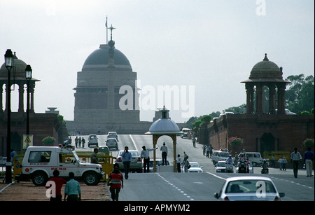 INDIEN-DELHI DER RAJPATH ZWISCHEN DAS INDIA GATE UND DEM RASHTRAPATI BHAVAN PRÄSIDENTEN PALAST SOWOHL DURCH VON SIR EDWIN LUTYENS Stockfoto