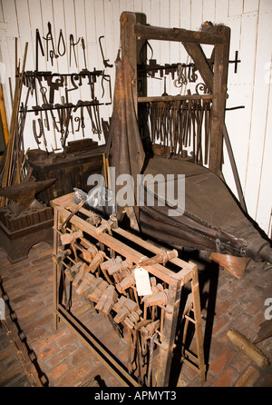 Schmiede Faltenbälge und Werkzeuge im Rack Bersham Heritage Centre North Wales UK Stockfoto