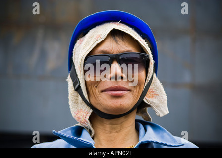 Frau-Schweißer, Aotai Schiff Manufacturing Company, Yueqing, Zhejiang Province, China Stockfoto