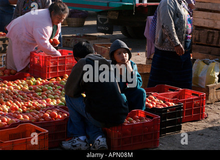 Szenen von einem Morgen in Antigua Guatemala s Zentralmarkt am 23. März 2005 Stockfoto