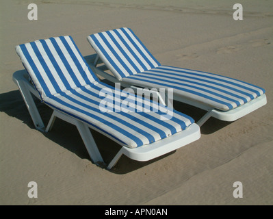 Liegestühle am Strand, Playa San Juan, Alicante, Spanien Stockfoto