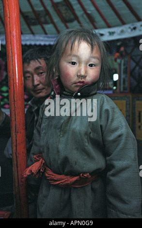 Porträt des kleinen Mädchens in nationalen Wohnung Jurte. Tsagaan Nuur Somon. Brigade Nummer 2. Nord-Mongolei Stockfoto