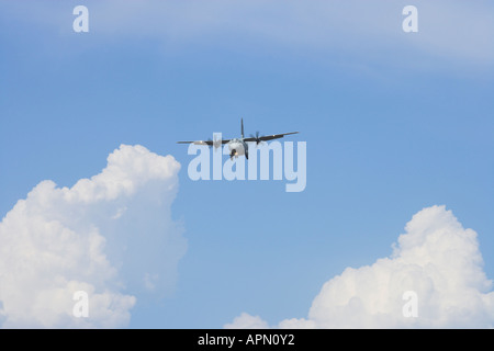 RAF C27J Spartan vor dramatischen Cumulus Himmel Stockfoto