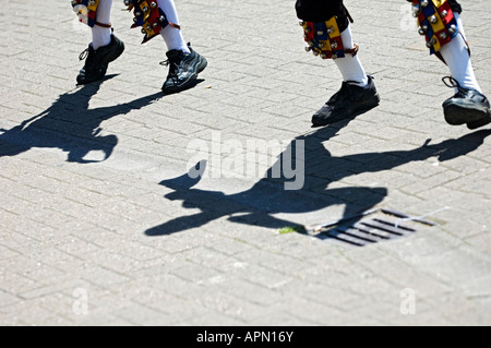 Schatten von Morris Dancers eine traditionelle Taschentuch Tanz gebildet Stockfoto