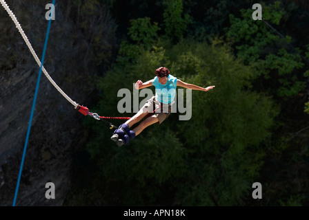 Eine Frau-Bungee-Jumping von der A J Hackett Brücke über dem Kawarau River in Queenstown, Südinsel, Neuseeland. Stockfoto