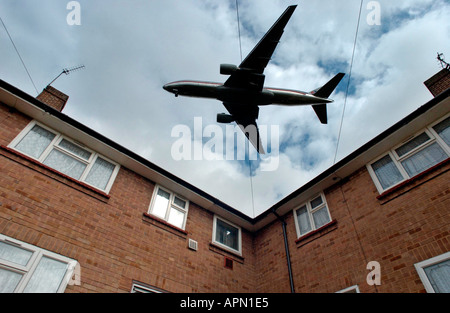 Ein Jet kommt ins Land am Flughafen Heathrow über Häuser in Hatton in der Nähe von Hounslow Stockfoto