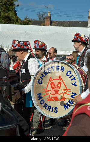 Musiker aus der Chester City Morris Männer begleiten Tänzer Stockfoto