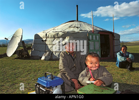 Mädchen in der Nähe von nationalen Wohnung Jurte Zeichnung. Tsagaan Nuur Somon. Brigade Nummer 2. Nord-Mongolei Stockfoto