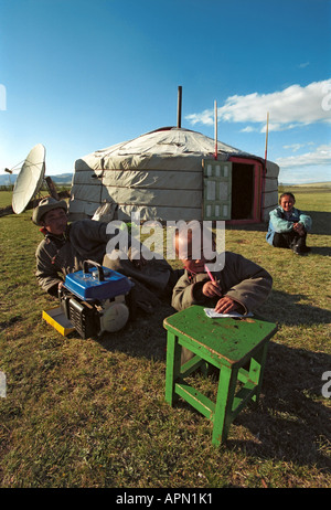 Mädchen in der Nähe von nationalen Wohnung Jurte Zeichnung. Tsagaan Nuur Somon. Brigade Nummer 2. Nord-Mongolei Stockfoto