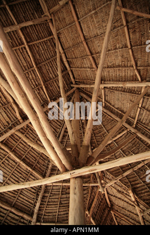 Ein Blick auf die Dachkonstruktion über den Loungebereich des Shooting Star Hotels nördlich der Ortschaft Kiwengwa Sansibar Tansania Stockfoto