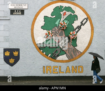 Eine Reihe von irischen Republikaner Wandmalereien auf der Straße Wände um West Belfast, Nordirland. Stockfoto