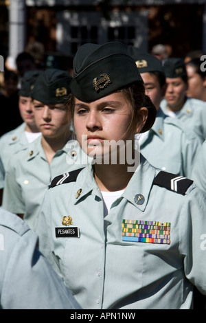 Lumpenproletariat Parade in Bay Ridge, Brooklyn. High School ROTC Mitglieder marschieren mit Disziplin bei der Parade. Stockfoto