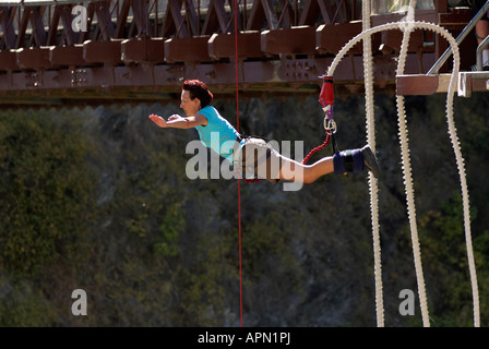 Eine Frau-Bungee-Jumping von der A J Hackett Brücke über dem Kawarau River in Queenstown, Südinsel, Neuseeland. Stockfoto