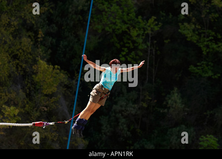 Eine Frau-Bungee-Jumping von der A J Hackett Brücke über dem Kawarau River in Queenstown, Südinsel, Neuseeland. Stockfoto