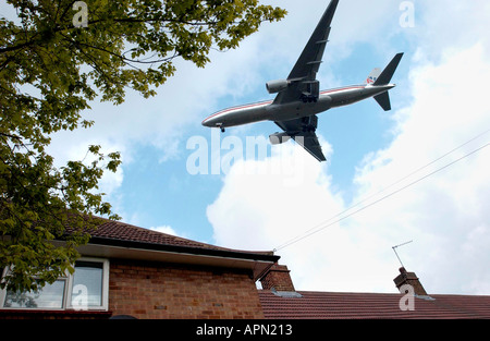 Niedrig fliegende Jet am Flughafen Heathrow Stockfoto