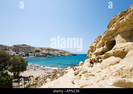 Blick auf den Strand und das Dorf aus dem Felsen und Höhlen, Matala, South Coast, Provinz Iraklion, Kreta, Griechenland Stockfoto