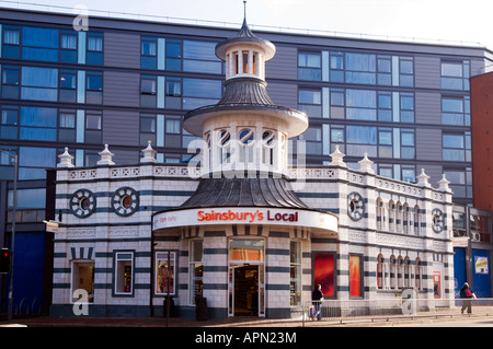 Renovierten denkmalgeschützten Fassade jetzt die "Forge lokale" ein Sainsbury lokalen Speicher in Sheffield "Great Britain" finden Sie unter AH3XN4 Stockfoto