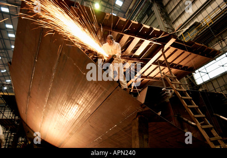 Am Schiffbauer Vosper Thornycroft schweißt ein Plater Platten an der Stirnwand des Tyne HMS Royal Navy Offshore-Patrouillenboot Stockfoto