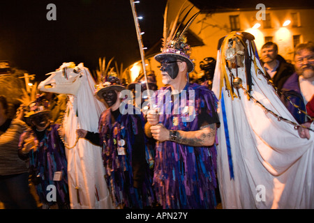 Die Welsh Mari Lwyd steht auf der Brücke zu den englischen Wassailers bei Chepstow Wassail und Mari Lwyd Sitte, Chepstow Stockfoto