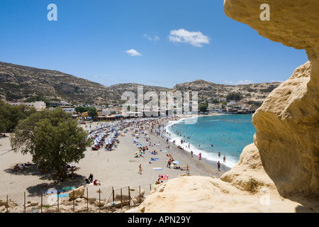 Blick auf den Strand und das Dorf aus dem Felsen und Höhlen, Matala, South Coast, Provinz Iraklion, Kreta, Griechenland Stockfoto