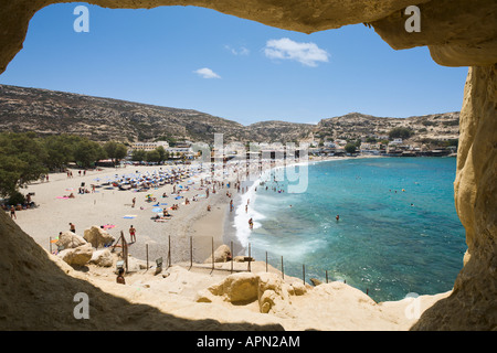 Blick auf den Strand und das Dorf aus dem Felsen und Höhlen, Matala, South Coast, Provinz Iraklion, Kreta, Griechenland Stockfoto