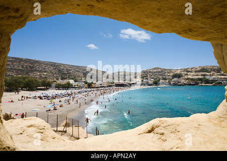 Blick auf den Strand und das Dorf aus dem Felsen und Höhlen, Matala, South Coast, Provinz Iraklion, Kreta, Griechenland Stockfoto