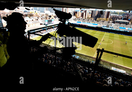 TV-Kamera konzentriert sich auf den Fußball in äußere Ausstrahlung Stockfoto