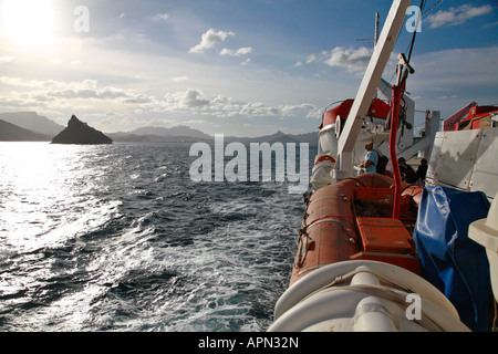 Blick auf Sao Vicente von der Fähre zwischen Mindelo und Santo Antao in Kap-Verde Inseln Stockfoto