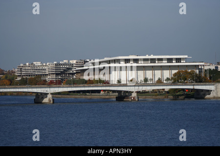 John F. Kennedy Memorial Center for the Performing Arts und Watergate-Komplex neben Potomac River Washington DC November 2007 Stockfoto