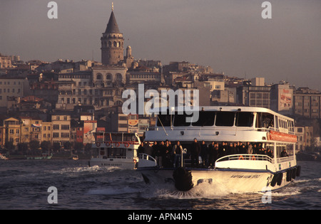 ISTANBUL, TÜRKEI. Morgen Pendler aus dem asiatischen Ufer Ankunft per Boot in Eminönü Fährhafen. 2006. Stockfoto