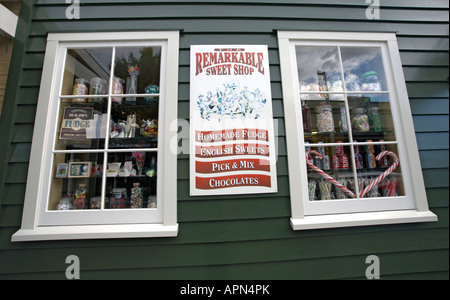 Gläser von Süßigkeiten in den Fenstern von der bemerkenswerten Konditorei in Buckingham Street, Arrowtown, Otago, Südinsel, Neuseeland Stockfoto