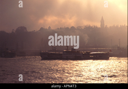 ISTANBUL-A-s-Fähre geht Topkapi-Palast auf dem Weg nach unten das Goldene Horn auf den Bosporus und den asiatischen Ufer Stockfoto