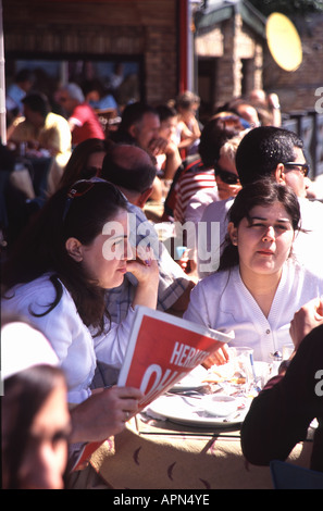 ISTANBUL. Jungtürken Sonntagmorgen Kaffee und Kuchen in einem Straßencafé auf dem Bosporus in Ortaköy. Stockfoto