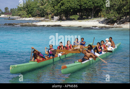 Katamaran mit Internat Kids aus vorgelagerten Inseln in Rangiroa Tuamotus Französisch-Polynesien Stockfoto