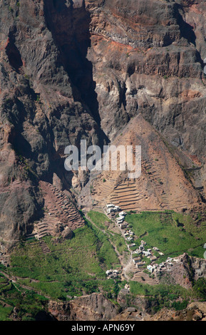 Kleines Dorf am unteren Rand einer Schlucht in der Nähe von Cha de Pedra auf Santo Antao in Kap-Verde Inseln Stockfoto