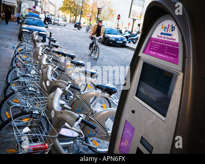 Man Radfahrer auf einem gemieteten Fahrrad Velib in Richtung der Zyklus Rack und Pay station in Paris, Frankreich, Europa Stockfoto