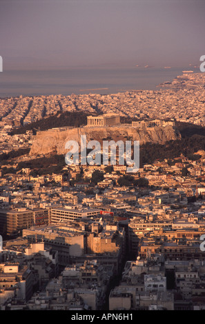 ATHEN, GRIECHENLAND.  Ein Blick auf die Akropolis und die Stadt Hotel St George Lycabettus-Hügel. 2006. Stockfoto