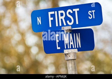 Ersten und wichtigsten Straßenschilder Carlton Oregon Stockfoto