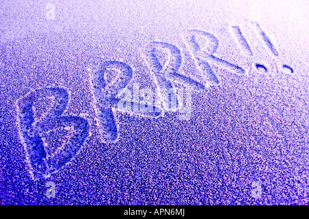 "Brrr!" geschrieben mit Finger in Frost am Autodach Stockfoto