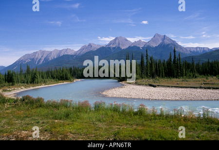 Einen Blick auf die kanadischen Rocky Mountains und ein Gletscherfluss im Banff National Park Stockfoto
