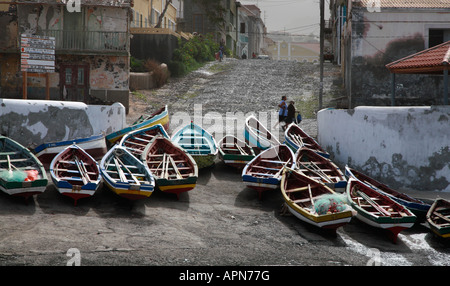 Angelboote/Fischerboote auf dem Hafen geschleppt und Straße von Ponta do Sol in Insel Santo Antao im kapverdischen Archipel Stockfoto